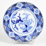 HINDOSTAN - Prato decorativo em porcelana esmaltada e vitrificada com decoração dita borrão em padrões florais. Diâmetro: 26cm.