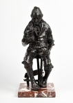 Pasquale Fosca (Itália, 1852 - São Paulo, 1928). "II Bevitore". Escultura em bronze patinado sobre base de mármore. Alt. 28 cm