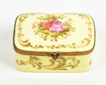 LIMOGES - Caixinha porta joias em porcelana francesa esmaltada e vitrificada, decorada com cena galante, interior com motivos florais. Medidas: 5 x 7 x 10cm.
