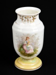 BACCARAT - Vaso em vidro opalinado na cor branca, decorado cm imagem de dama e realce dourados. Altura: 25cm.