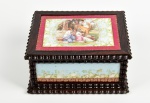 Caixa portuguesa em madeira jacarandá decorada com motivos florais e damas em placas de porcelana, interior em tecido na cor vinho. Medidas: 11 x 22 x 17cm.