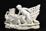 Escultura em biscuit representando composição de menino, navio e cisne. Medidas: 20 x 32 x 12cm.