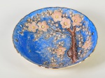 Antigo prato fundo de parede em cerâmica japonesa com detalhes em relevo representando "GALHOS DE CEREJEIRAS". Med: 16cm diâmetro