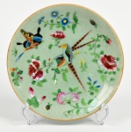 Prato em porcelana Celadon com decoração floral e fauna. Marcado na base. Diâmetro: 19,5cm.