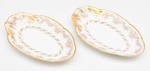 Par de corviletes em porcelana francesa esmaltada e vitrificada, na cor branca, decoração floral e fio dourado nas bordas. medidas: 4 x 23 x 14,5cm.