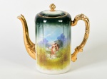 A. PILLIVUYT - Bule para café em porcelana francesa esmaltada e vitrificada, decorado com cena galantes e realces dourados. Tampa possui discreto bicado na borda. Altura: 21,5cm.