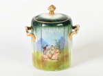 A. PILLIVUYT - Açucareiro em porcelana francesa esmaltada e vitrificada, decorado com cena galantes e realces dourados. Altura: 17cm.