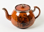 ATHLO WARE - Bule para chá em faiança inglesa esmaltada e vitrificada na cor marrom, decorada com cenas do antigo cotidiano britânico. Altura: 13cm.