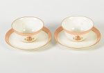 Par de xicaras para chá em porcelana esmaltada francesa monogramada.