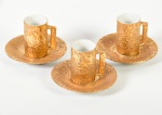 SALER- Conjunto de 03 xicaras para café em porcelana pintura dourada.