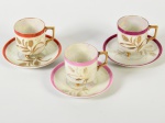 WINDSOR- Conjunto de 03 xicaras para café em porcelana inglesa com pés dourado, decoração representando TRIGO.(01 com alça colada)