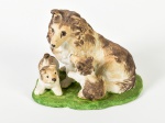 Escultura decorativa em biscuit representando família de cães de raça Collie. Med: 13x10x15cm