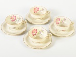 BAVARIA- Conjunto de 04 xicaras de café em porcelana filete dourado, decoração floral. (01xicara com alça colada e 01 pires com bicado)