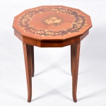 Mesa italiana em madeira marchetada, decorada com motivos florais. Medidas: 51 x 50cm. RETIRADA APENAS POR TRANSPORTADORA.