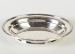 FRACALANZA - Travessa funda em metal espessurado a prata. Medidas: 5,5 x 31,5 x 24cm.