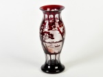 Vaso em cristal na cor rubi, decorado com cena de paisagem litorânea, barcos e montanhas. Altura: 25,5cm.