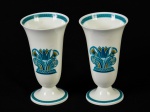 WEDGEWOOD - Par de vasos em porcelana inglesa bone china esmaltada e vitrificada, com design floral por SUSIE COOPER. Altura: 17cm.