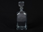 Garrafa licoreira em cristal translúcido. Assinada na base. Altura: 27,5cm.