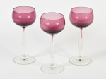 Conjunto de 3 taças em cristal na cor roxa. Altura: 18cm.