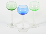 Conjunto de 3 taças em cristal, sendo 1 na cor azul e 2 na cor verde. Altura: 18cm.