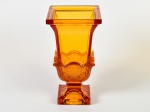 Vaso em pesado cristal na tonalidade âmbar, base lapidada em alto relevo. Apresenta leve bicado na quina da base. Medidas: 30 x 16,5 x 16,5cm.
