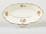 VISTA ALEGRE - Corvilete em porcelana portuguesa esmaltada e vitrificada com decoração floral, bordas com fio dourado. Medidas: 2,5 x 16,5 x 9,5cm.