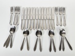 CASA MANHUDO - Parte de faqueiro português, em metal inox, composto por 12 colheres para jantar, 12 facas para jantar e 12 garfo para jantar. Total de 36 peças.
