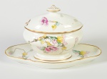 CH. PILLIVUYT - Molheira em porcelana francesa esmaltada e vitrificada, decorada com motivos florais e fio dourado nas bordas. Apresenta bicados na borda. Medidas: 15,5 x 25 x 15cm.