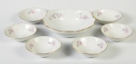BERNADOTTE - Conjunto de 1 saladeira e 6 bowls, em porcelana europeia esmaltada e vitrificada, com decoração floral e fio dourado nas bordas. Medidas: 7 x 23 x 23cm / 4,5 x 14cm.
