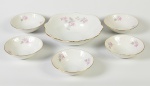 BERNADOTTE - Conjunto de 1 saladeira e 5 bowls, em porcelana europeia esmaltada e vitrificada, com decoração floral e fio dourado nas bordas. 1 bowl apresenta bicado na borda. Medidas: 7 x 23 x 23cm / 4,5 x 14cm.