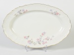 BERNADOTTE - Travessa em porcelana europeia esmaltada e vitrificada, com decoração floral e fio dourado nas bordas. Medidas: 4 x 38,5 x 25cm..