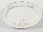 BERNADOTTE - Travessa em porcelana europeia esmaltada e vitrificada, com decoração floral e fio dourado nas bordas. Medidas: 3 x 36,5 x 24,5cm..