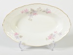 BERNADOTTE - Corvilete em porcelana europeia esmaltada e vitrificada, com decoração floral e fio dourado nas bordas. Medidas: 4 x 25 x 15,5cm..