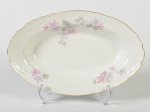 BERNADOTTE - Corvilete em porcelana europeia esmaltada e vitrificada, com decoração floral e fio dourado nas bordas. Medidas: 4 x 25 x 15,5cm..
