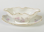 BERNADOTTE - Molheira em porcelana europeia esmaltada e vitrificada, com decoração floral e fio dourado nas bordas. Medidas: 9 x 24 x 13cm..