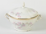 BERNADOTTE - Sopeira em porcelana europeia esmaltada e vitrificada, com decoração floral e fio dourado nas bordas. Altura e diâmetro: 22 x 23cm.
