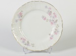 BERNADOTTE - Prato raso em porcelana europeia esmaltada e vitrificada, com decoração floral e fio dourado nas bordas. Diâmetro: 24,5cm.