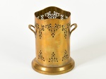 Porta garrafa em metal dourado. Med: 17cm