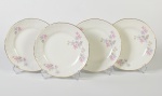 BERNADOTTE - Conjunto de 4 pratos para sobremesa, em porcelana europeia esmaltada e vitrificada, com decoração floral e fio dourado nas bordas. Diâmetro: 19,5cm.