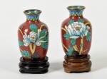 Par de vasos cloisonne. Med: 10cm (apresenta bicado na peanha)