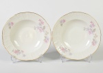 BERNADOTTE - Par de pratos para sopa, em porcelana europeia esmaltada e vitrificada, com decoração floral e fio dourado nas bordas. Diâmetro: cm.