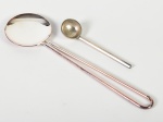 Lote constando 02 colheres em metal. Med: Maior 24cm / Menor 11,05cm