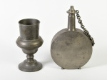 Taça e garrafa em estanho. Med: Maior : 25cm / Menor 19cm