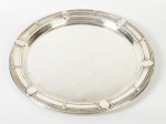 Grande travessa redonda em metal espessurado a prata. Diâmetro: 47cm.