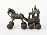 Antiga escultura em bronze, representando carruagem. Medidas: 12 x 16,5 x 7cm.
