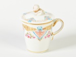 Xícara para chá com tampa, em porcelana esmaltada e vitrificada na cor branca, decoração floral e realces dourados. Altura: 13cm.