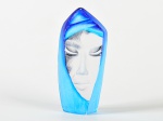 MATS JONASSON - Escultura em cristal sueco, representando face feminina. com tonalidades azuis nas laterais. Assinado "MJ SWEDEN 66115" na base. Medidas: 18 x 8 x 4,5cm.