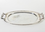 Bandeja em metal com inscrição comemorativa de bodasde prata. Med: 30x54cm (marcas de uso)