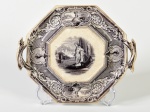 IRONSTONE - Antigo presentoir em faiança inglesa esmaltada e vitrificada, alças laterais, decoração com motivos florais e damas. Medidas: 3 x 21 x 17,5cm.