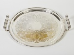 Bandeja em metal espessurado a prata, apresenta desgaste no banho. Med: 37x41cm